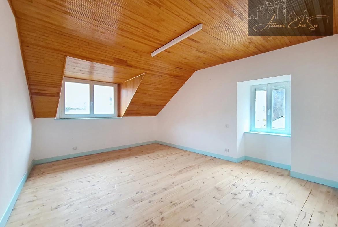 Maison de village en pierre de 164 m² avec jardin et garage à Salmiech 