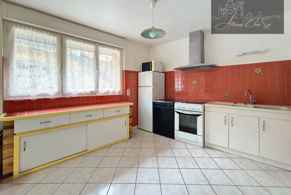 Maison de village en pierre de 164 m² avec jardin et garage à Salmiech 