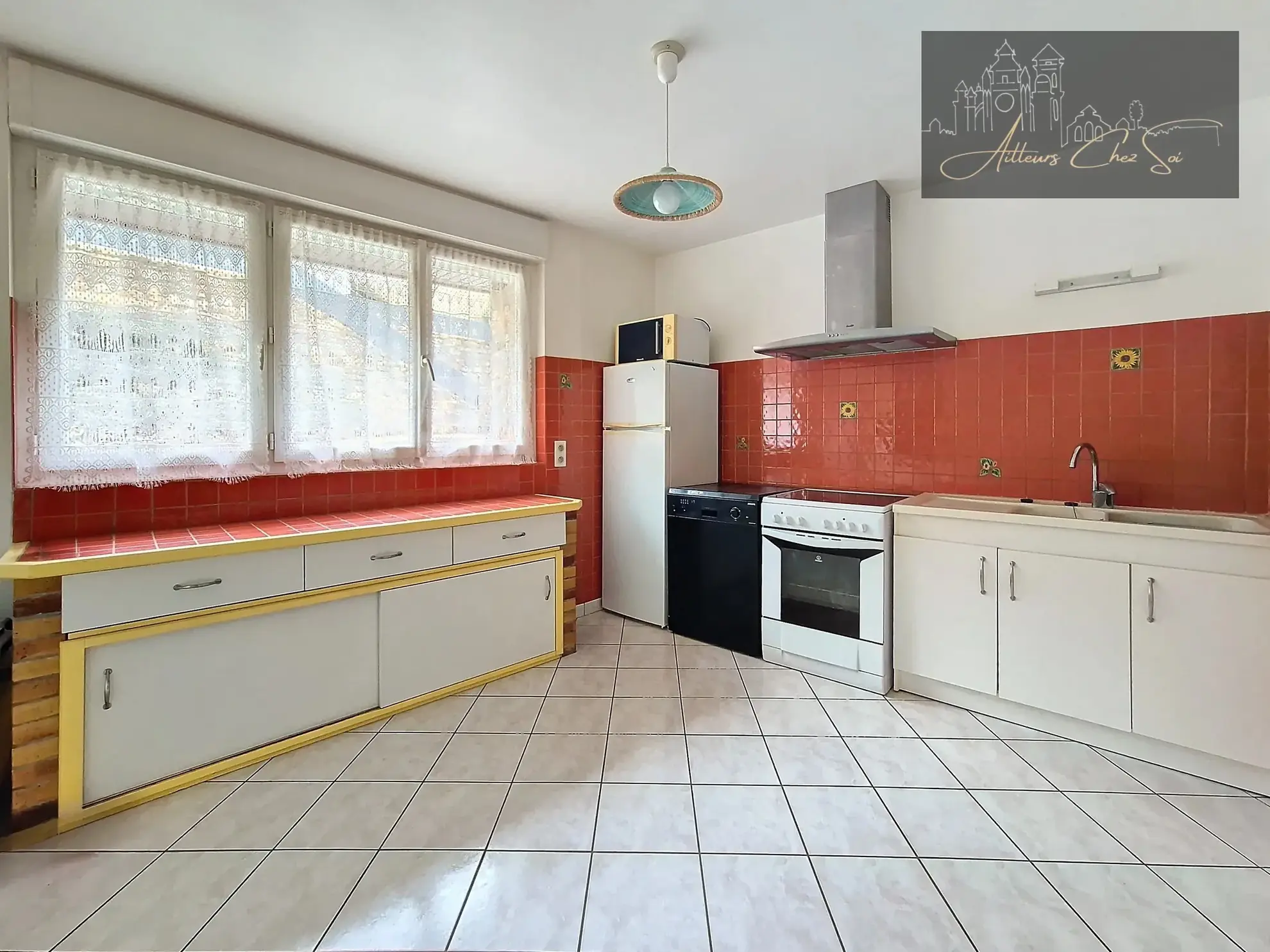 Maison de village en pierre de 164 m² avec jardin et garage à Salmiech 