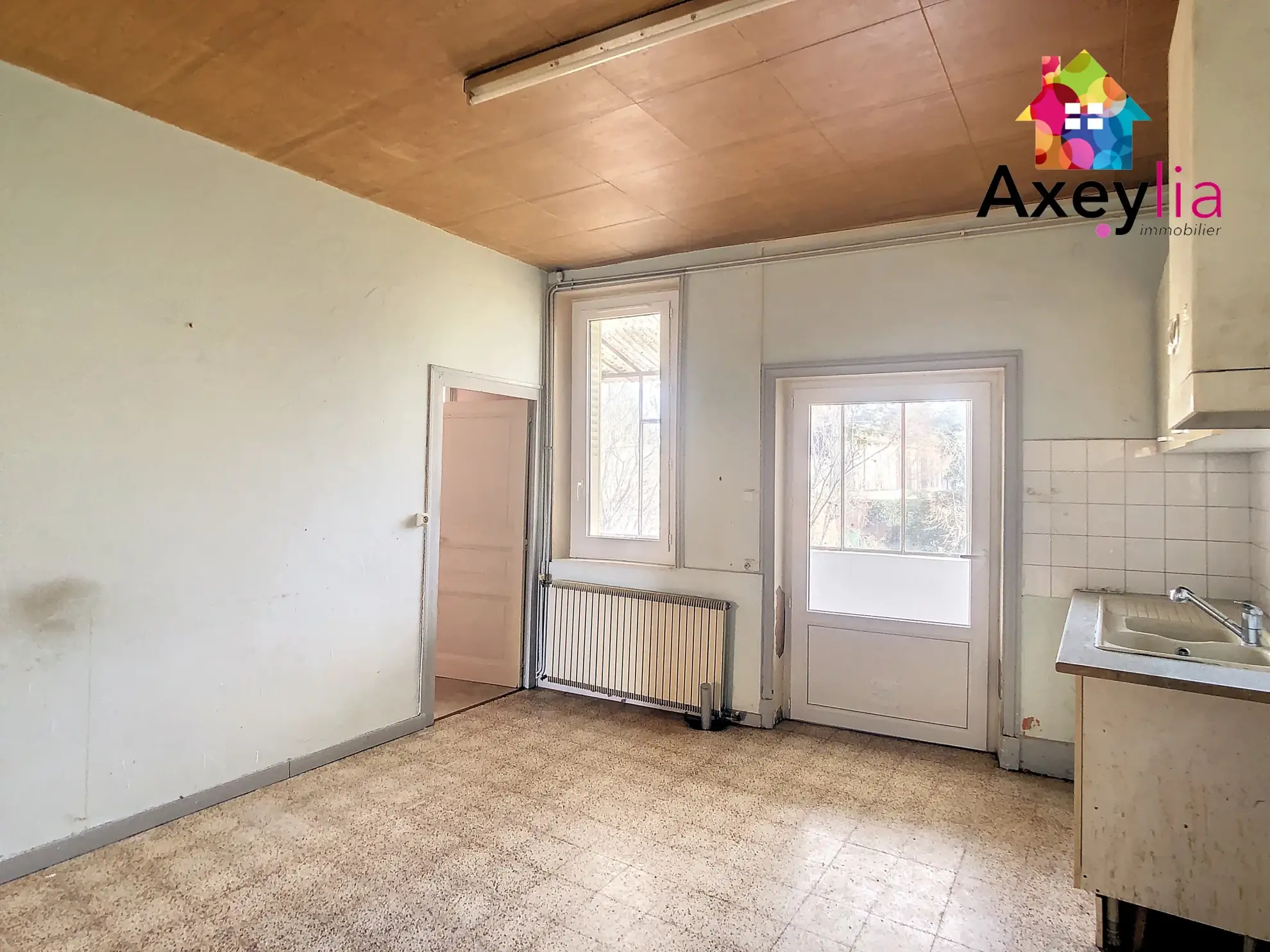 Maison à rénover de 110 m² avec dépendances et grand terrain à Mably 