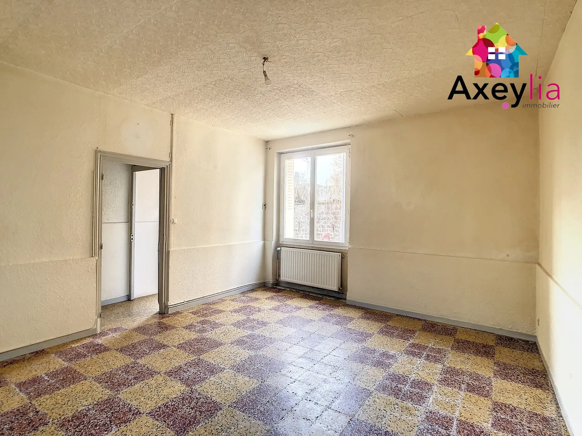 Maison à rénover de 110 m² avec dépendances et grand terrain à Mably 