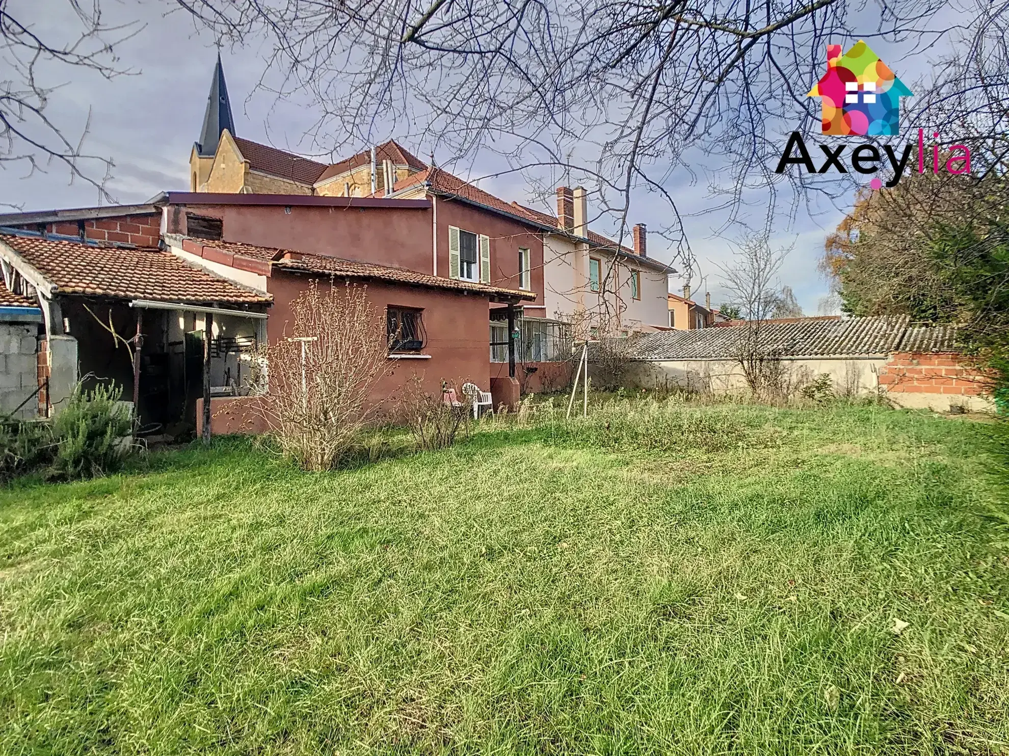 Maison à rénover de 110 m² avec dépendances et grand terrain à Mably 