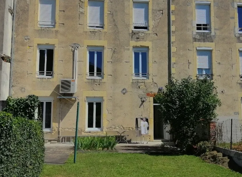 Immeuble à Nevers avec 4 appartements, jardin et potentiel locatif élevé 