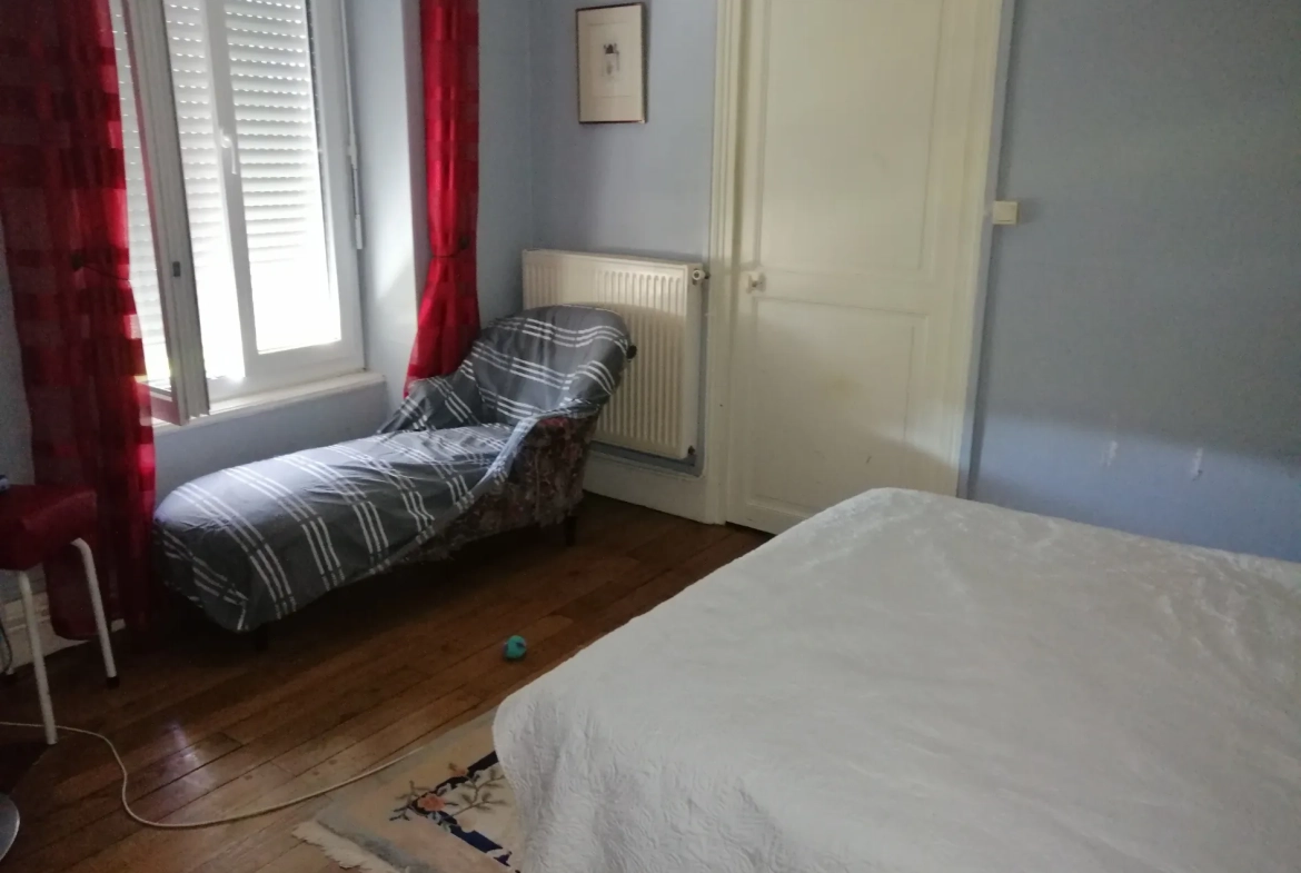 Immeuble à Nevers avec 4 appartements, jardin et potentiel locatif élevé 