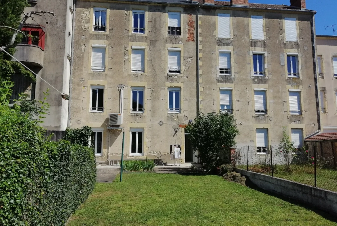 Immeuble à Nevers avec 4 appartements, jardin et potentiel locatif élevé 