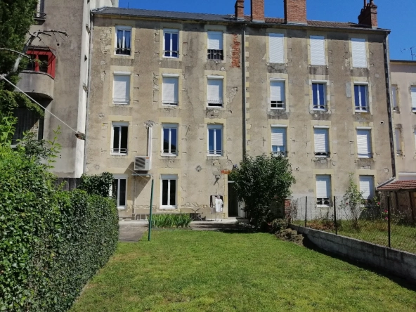 Immeuble à Nevers avec 4 appartements, jardin et potentiel locatif élevé