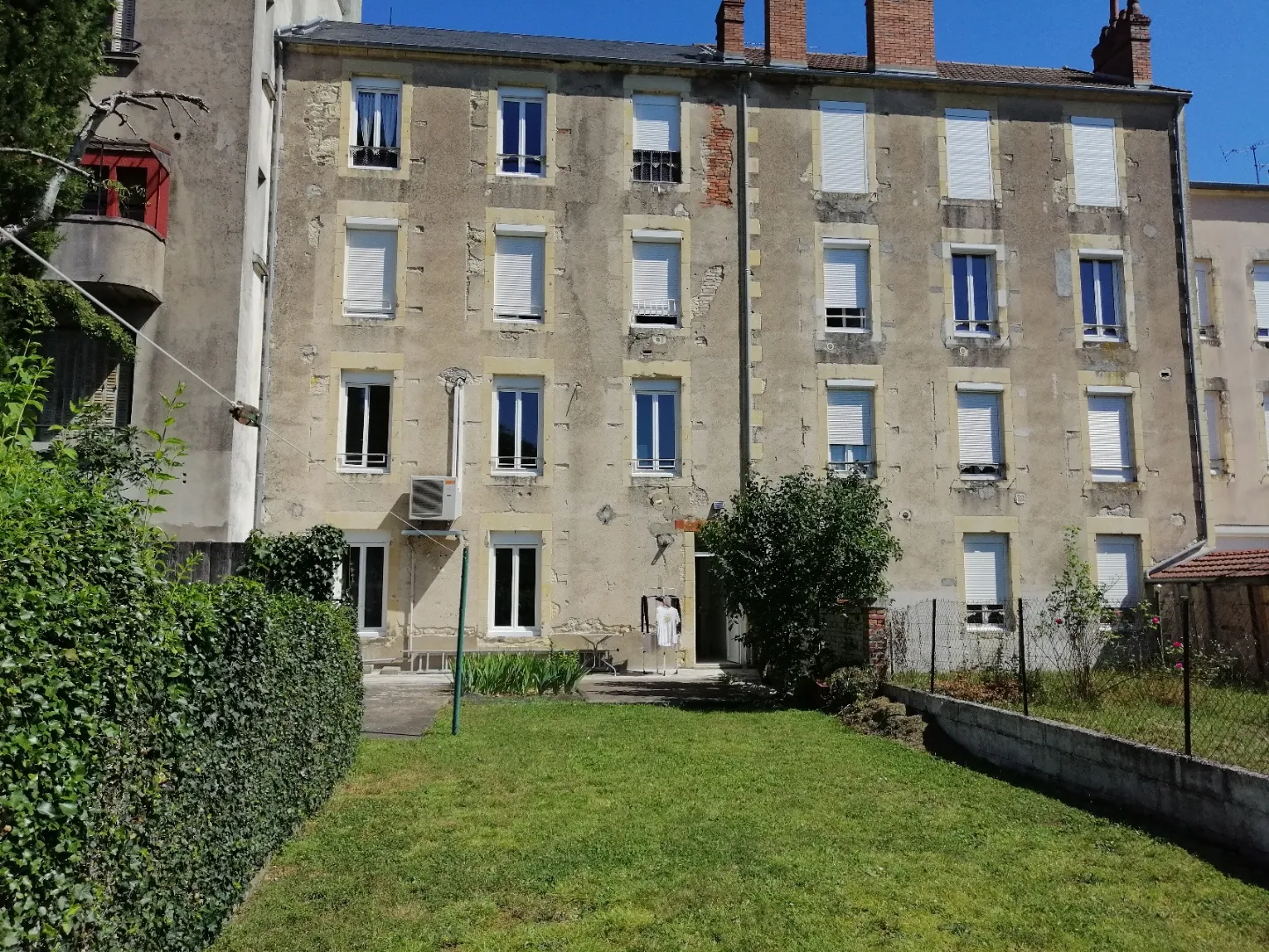 Immeuble à Nevers avec 4 appartements, jardin et potentiel locatif élevé 