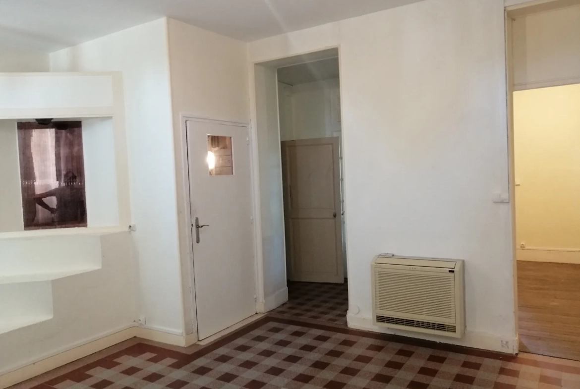 Immeuble à Nevers avec 4 appartements, jardin et potentiel locatif élevé 