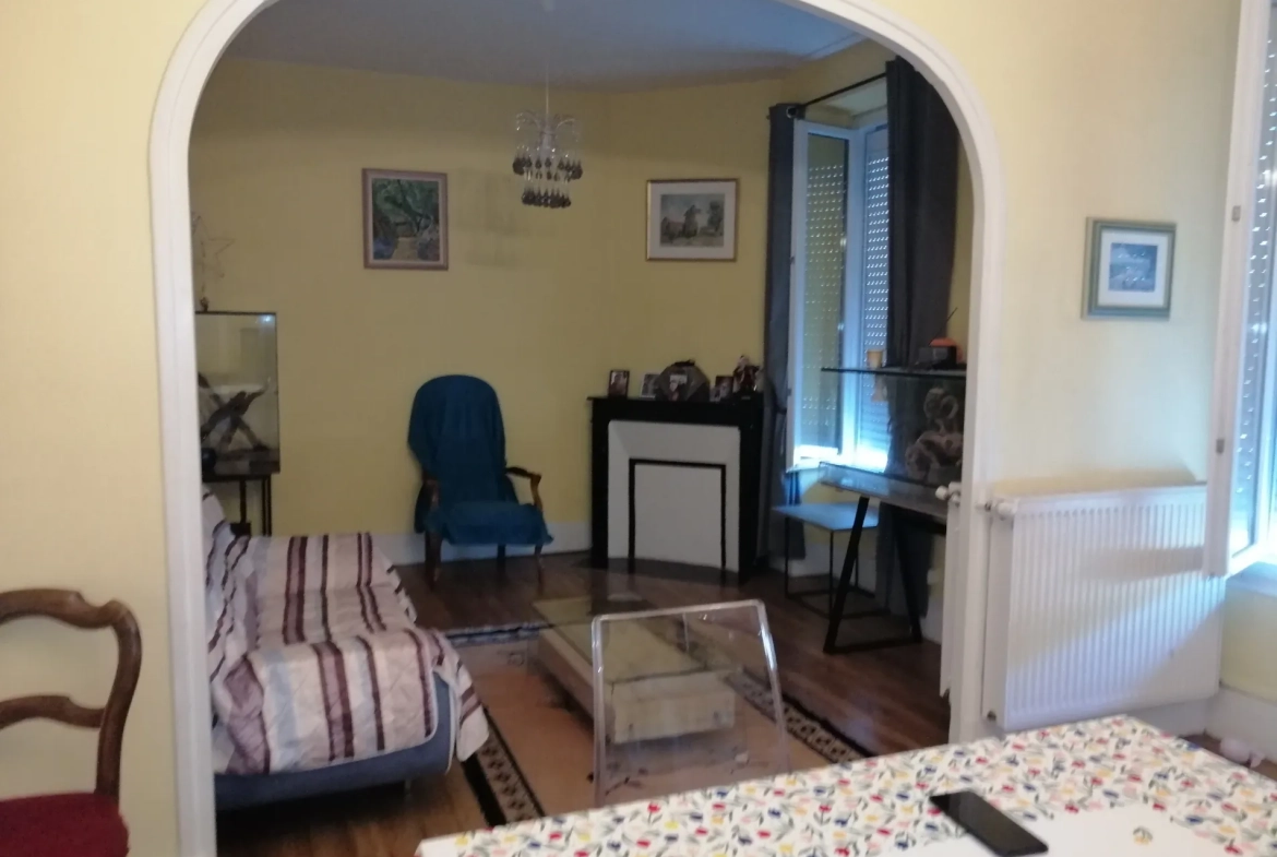 Immeuble à Nevers avec 4 appartements, jardin et potentiel locatif élevé 