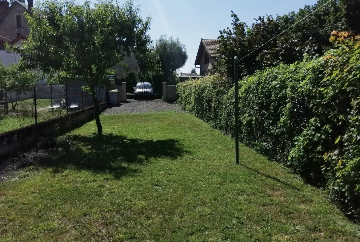 Immeuble à Nevers avec 4 appartements, jardin et potentiel locatif élevé 