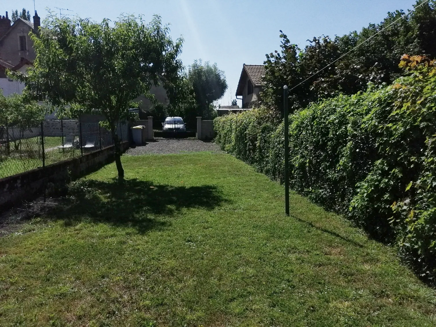 Immeuble à Nevers avec 4 appartements, jardin et potentiel locatif élevé 