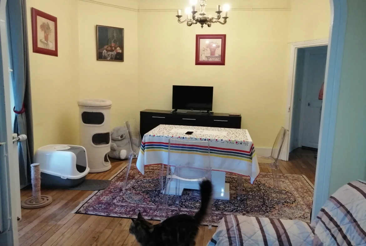 Immeuble à Nevers avec 4 appartements, jardin et potentiel locatif élevé 