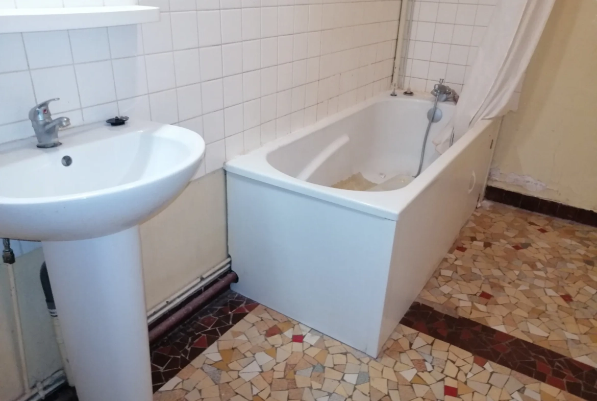 Immeuble à Nevers avec 4 appartements, jardin et potentiel locatif élevé 