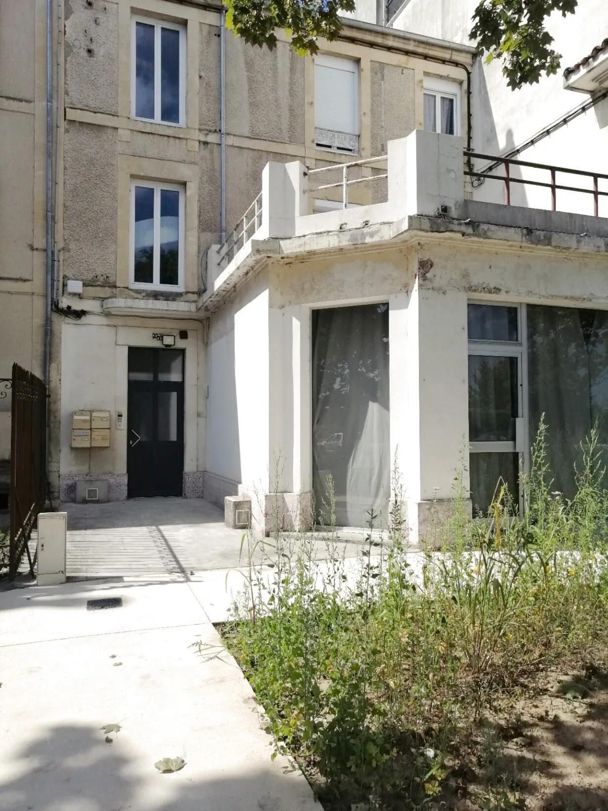 Immeuble à Nevers avec 4 appartements, jardin et potentiel locatif élevé 