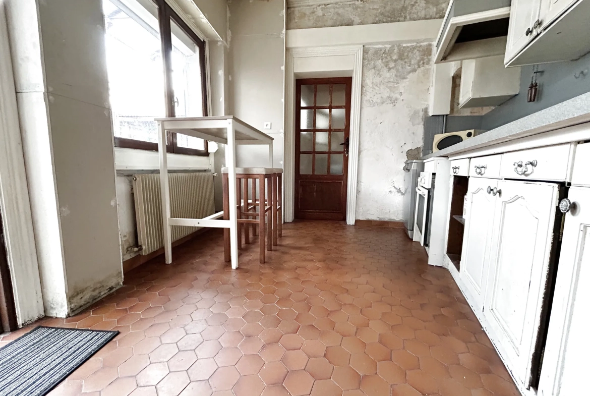 Maison de ville à Henin-Beaumont avec cour et dépendance - 90 m² 