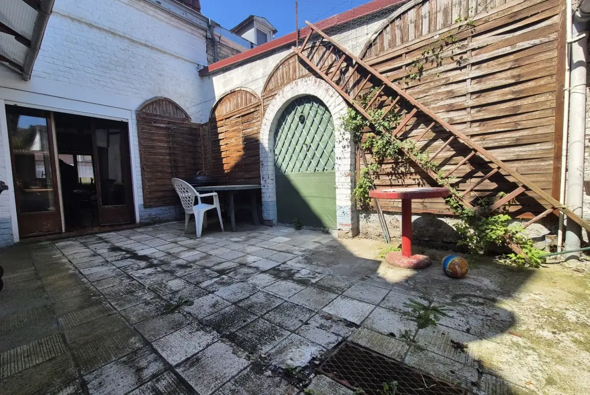 Maison de ville à Henin-Beaumont avec cour et dépendance - 90 m² 