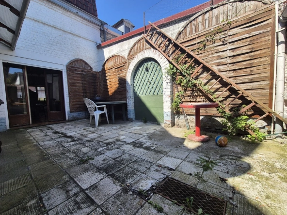 Maison de ville à Henin-Beaumont avec cour et dépendance - 90 m² 