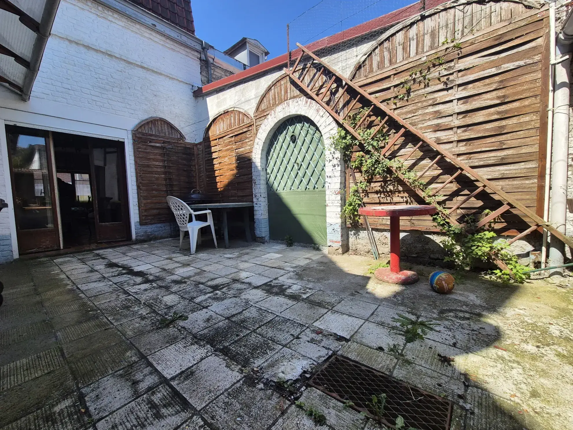 Maison de ville à Henin-Beaumont avec cour et dépendance - 90 m² 