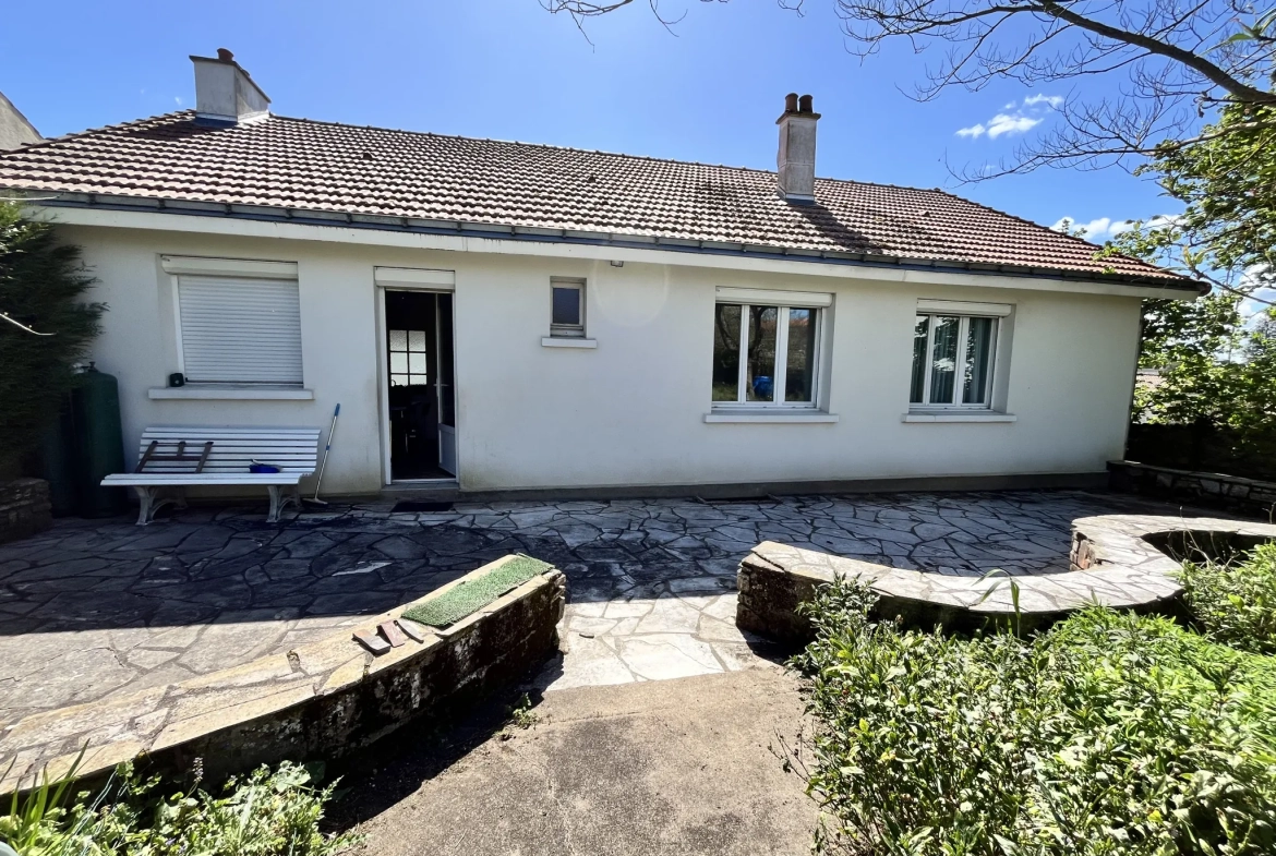 Maison à vendre en centre bourg à Maulevrier, 101 m² avec sous-sol et garage 