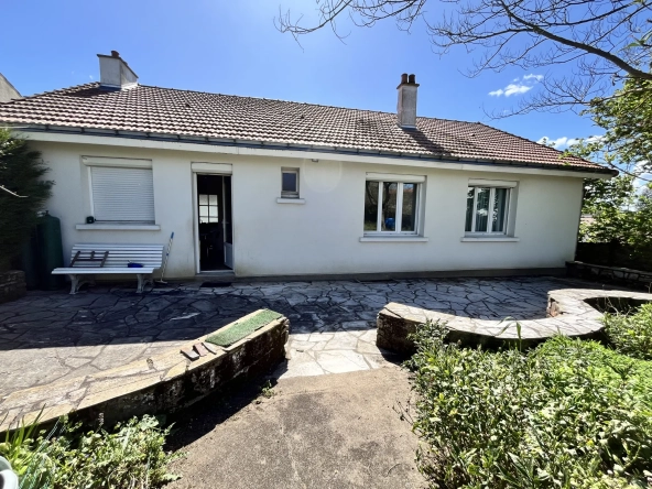 Maison à vendre en centre bourg à Maulevrier, 101 m² avec sous-sol et garage