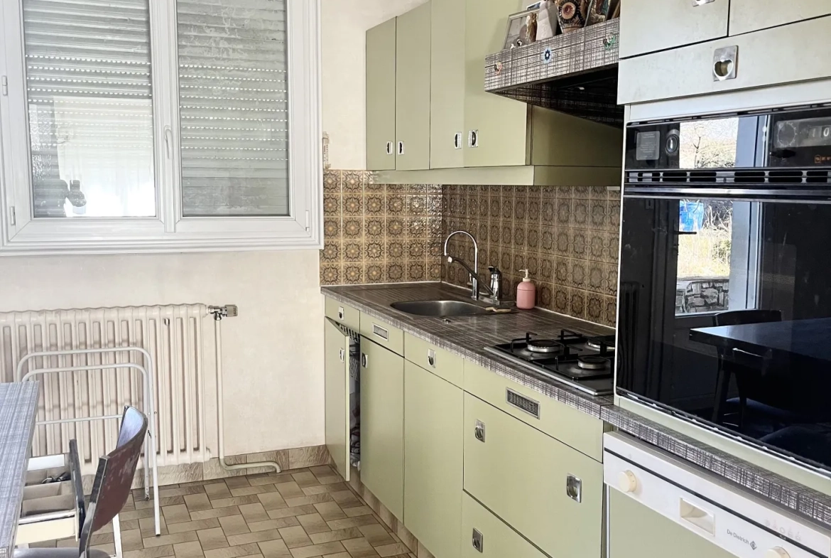Maison à vendre en centre bourg à Maulevrier, 101 m² avec sous-sol et garage 