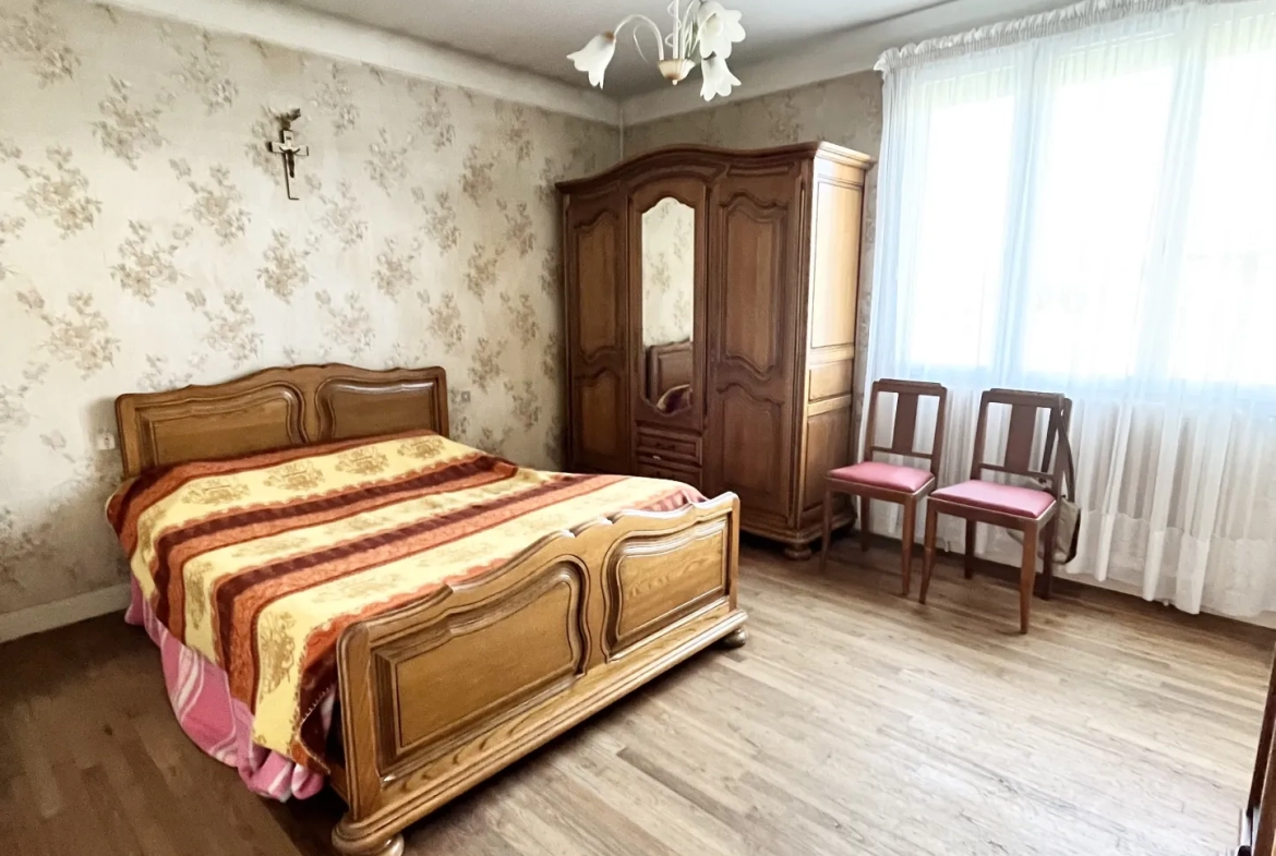Maison à vendre en centre bourg à Maulevrier, 101 m² avec sous-sol et garage 