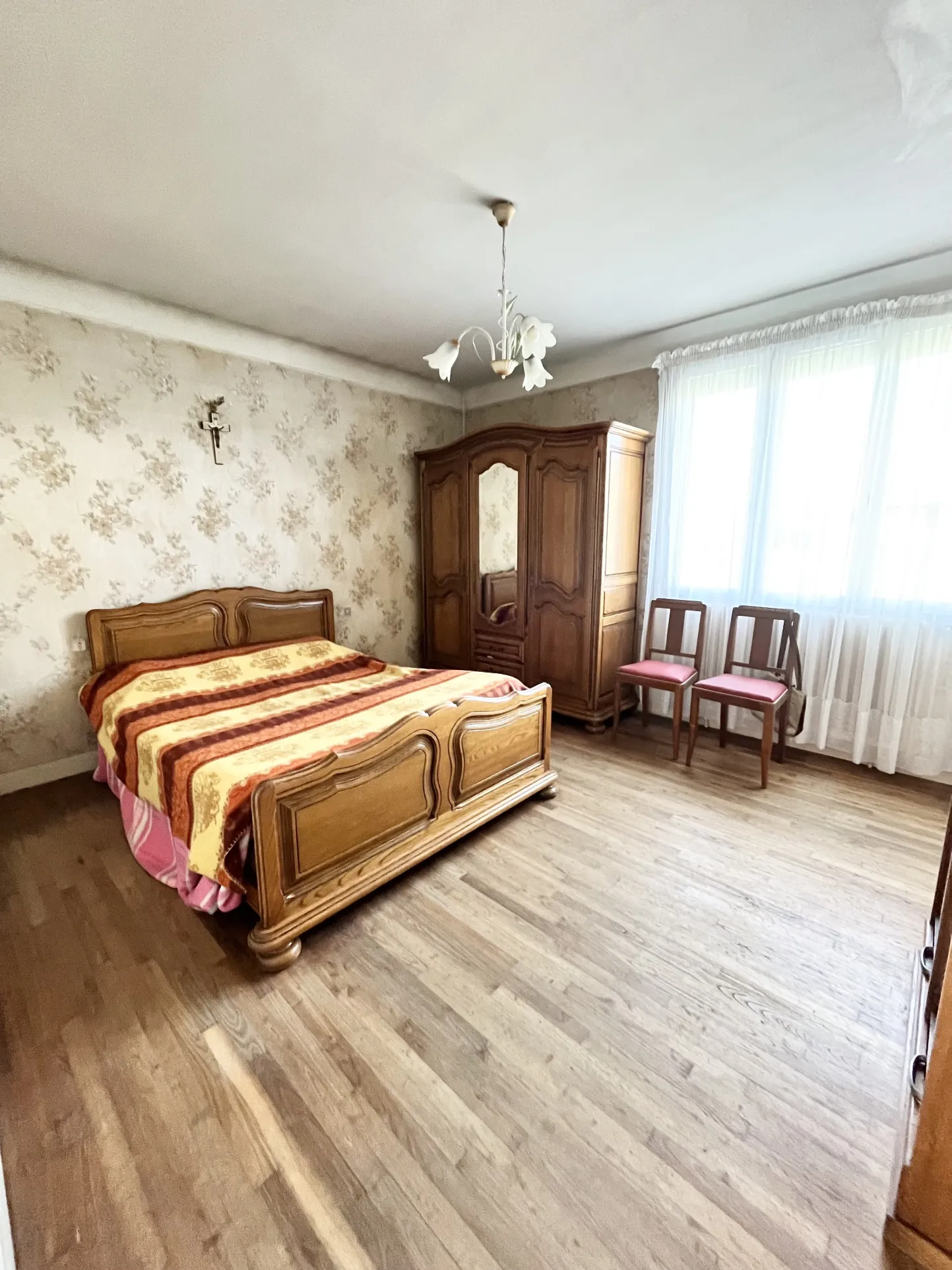 Maison à vendre en centre bourg à Maulevrier, 101 m² avec sous-sol et garage 