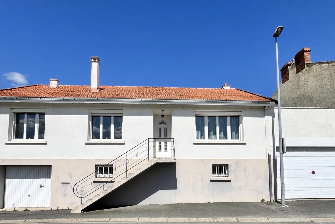 Maison à vendre en centre bourg à Maulevrier, 101 m² avec sous-sol et garage 