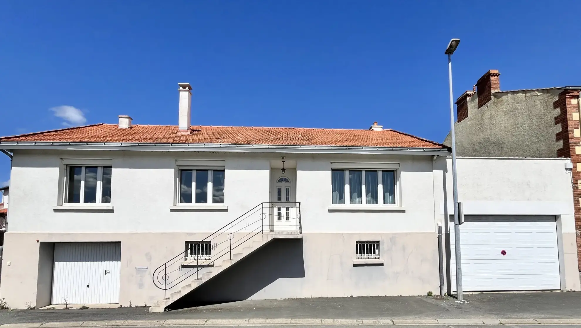 Maison à vendre en centre bourg à Maulevrier, 101 m² avec sous-sol et garage 