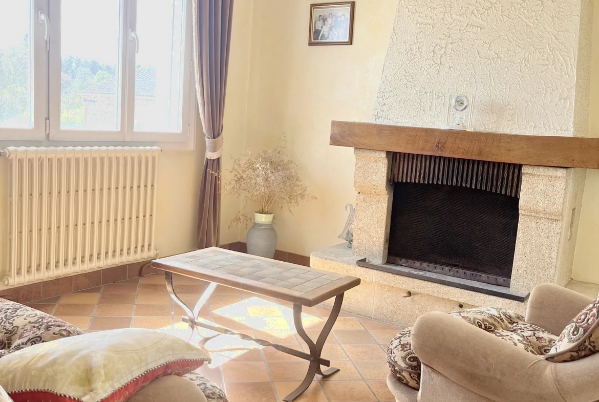 Maison à vendre en centre bourg à Maulevrier, 101 m² avec sous-sol et garage 