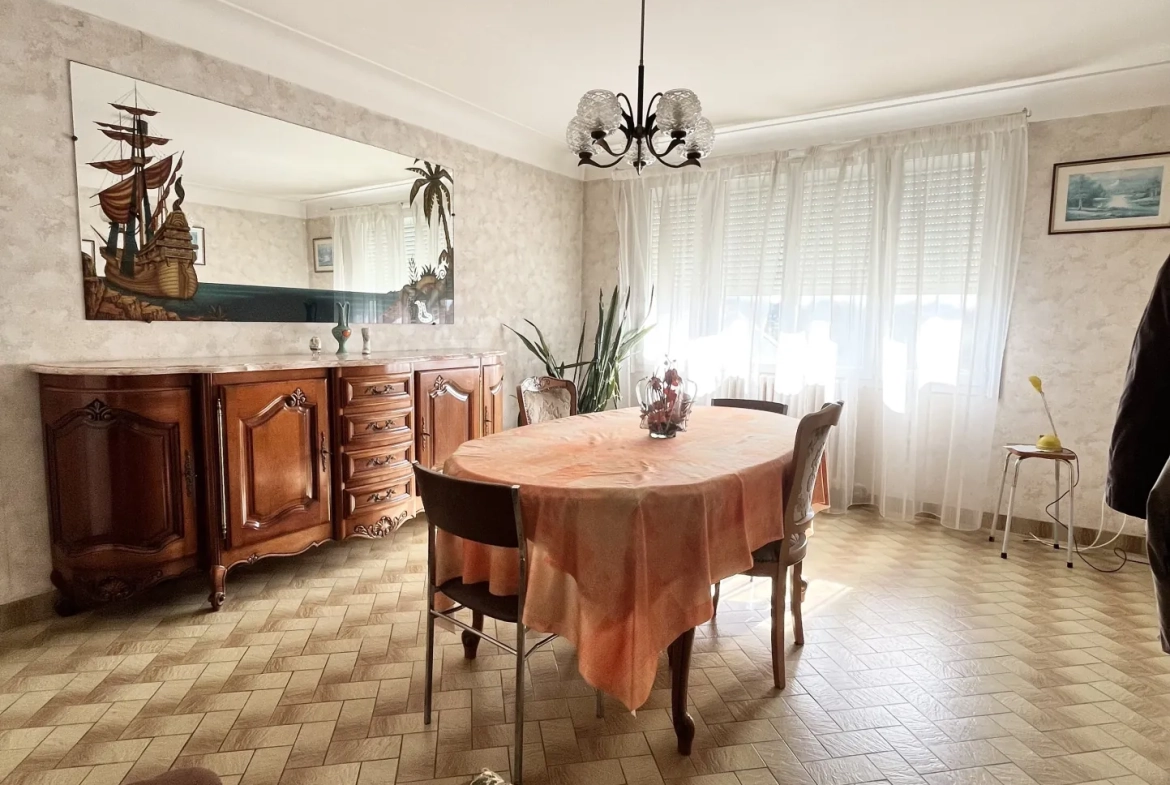 Maison à vendre en centre bourg à Maulevrier, 101 m² avec sous-sol et garage 