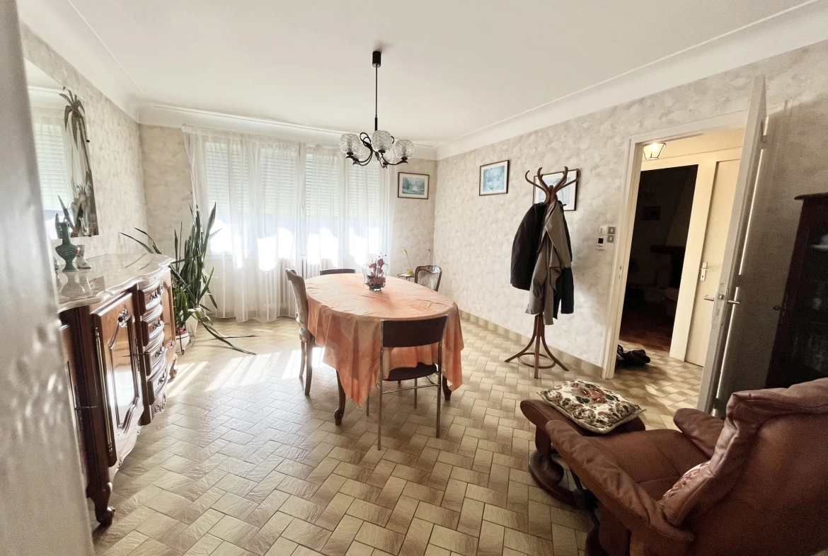 Maison à vendre en centre bourg à Maulevrier, 101 m² avec sous-sol et garage 