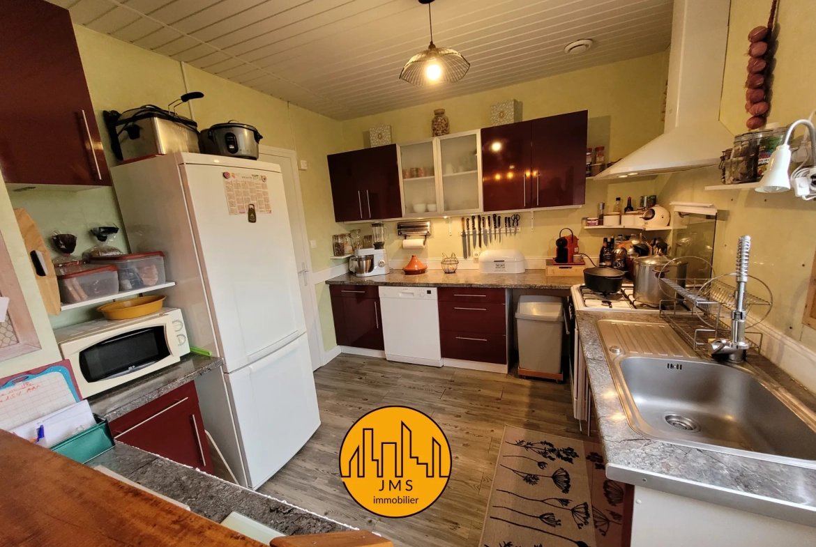 Charmante maison à Noyant d'Allier avec généreux terrain de 2300 m² 