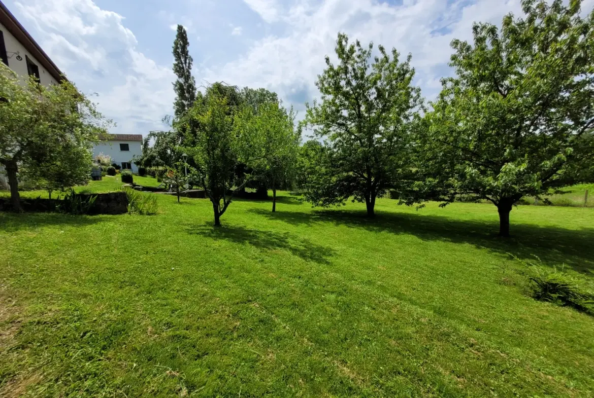 Charmante maison à Noyant d'Allier avec généreux terrain de 2300 m² 