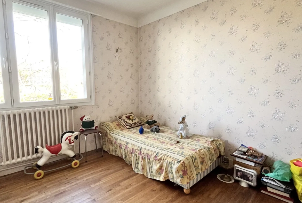 Maison à vendre en centre bourg à Maulevrier, 101 m² avec sous-sol et garage 
