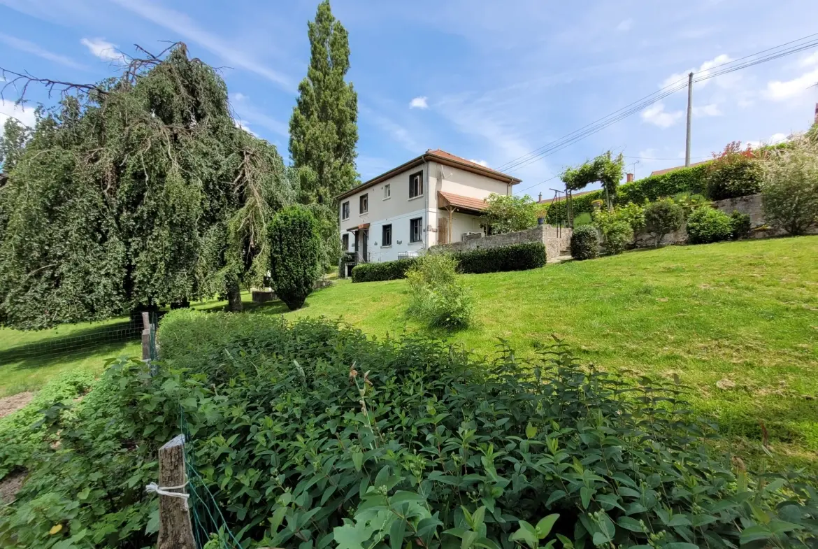 Charmante maison à Noyant d'Allier avec généreux terrain de 2300 m² 