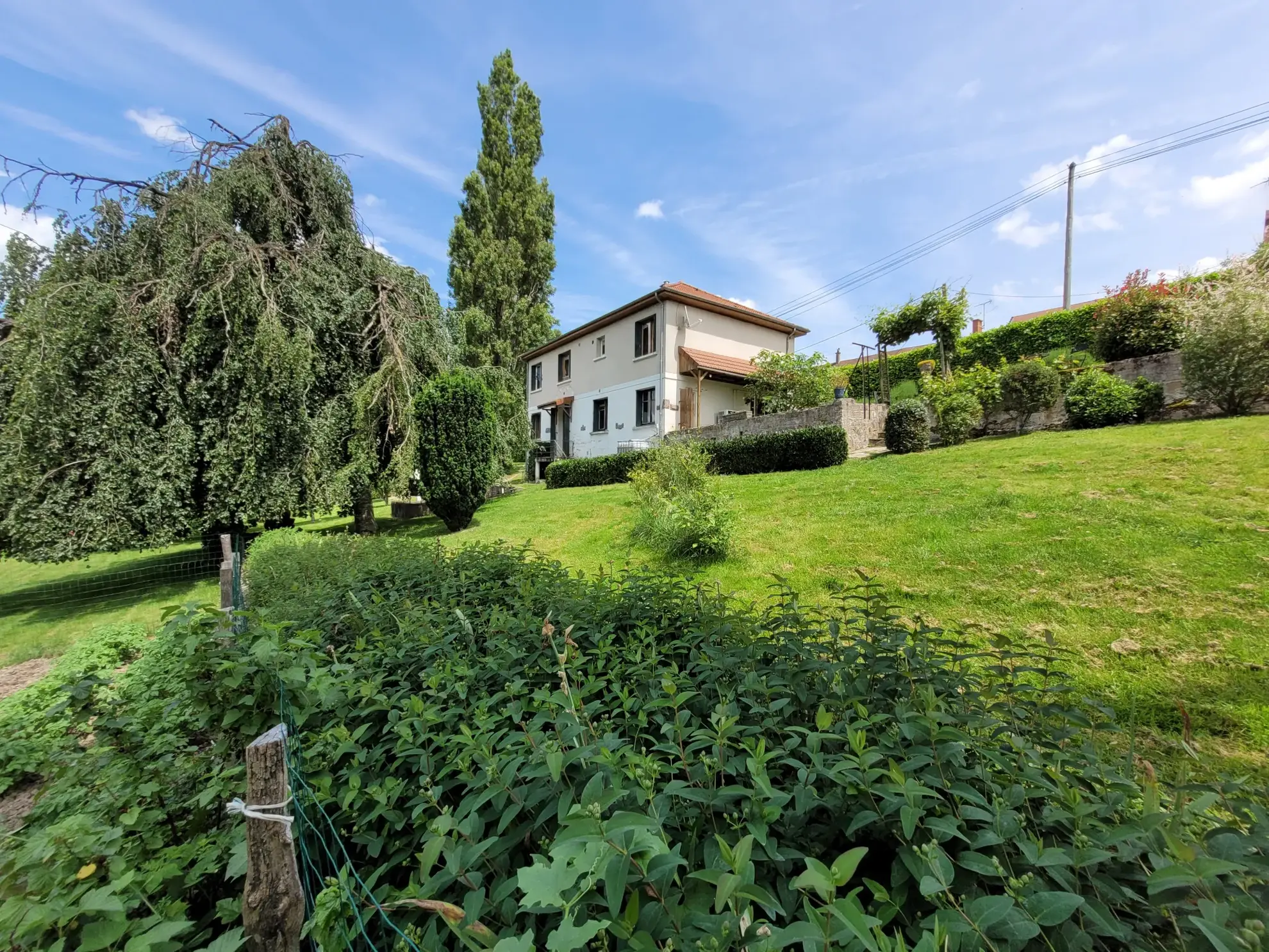 Charmante maison à Noyant d'Allier avec généreux terrain de 2300 m² 