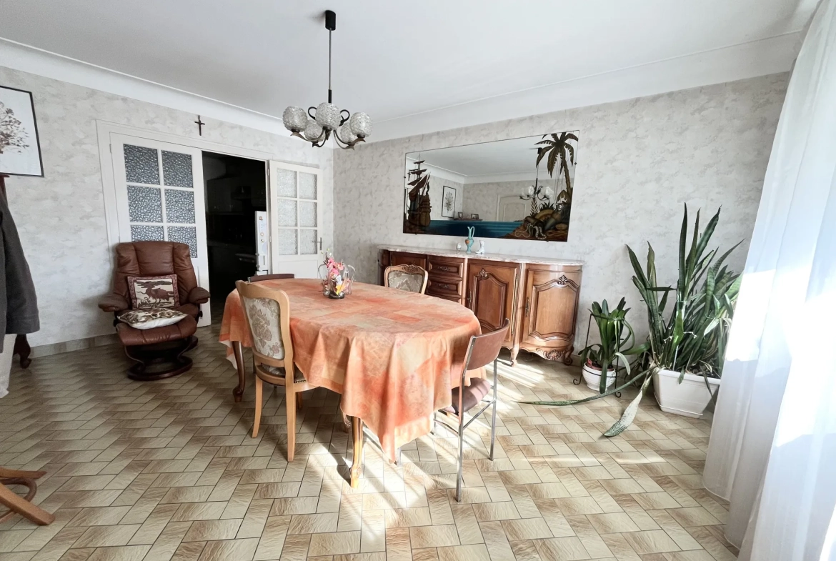 Maison à vendre en centre bourg à Maulevrier, 101 m² avec sous-sol et garage 