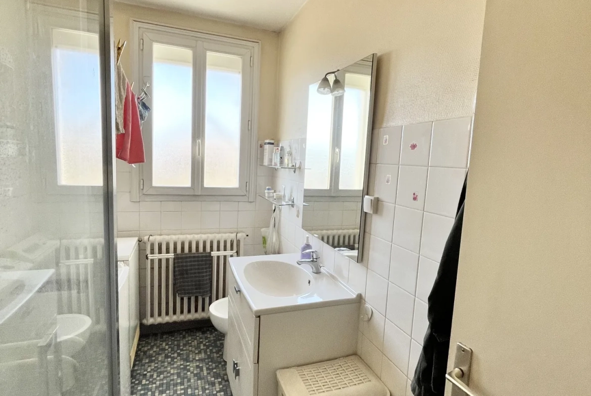 Maison à vendre en centre bourg à Maulevrier, 101 m² avec sous-sol et garage 