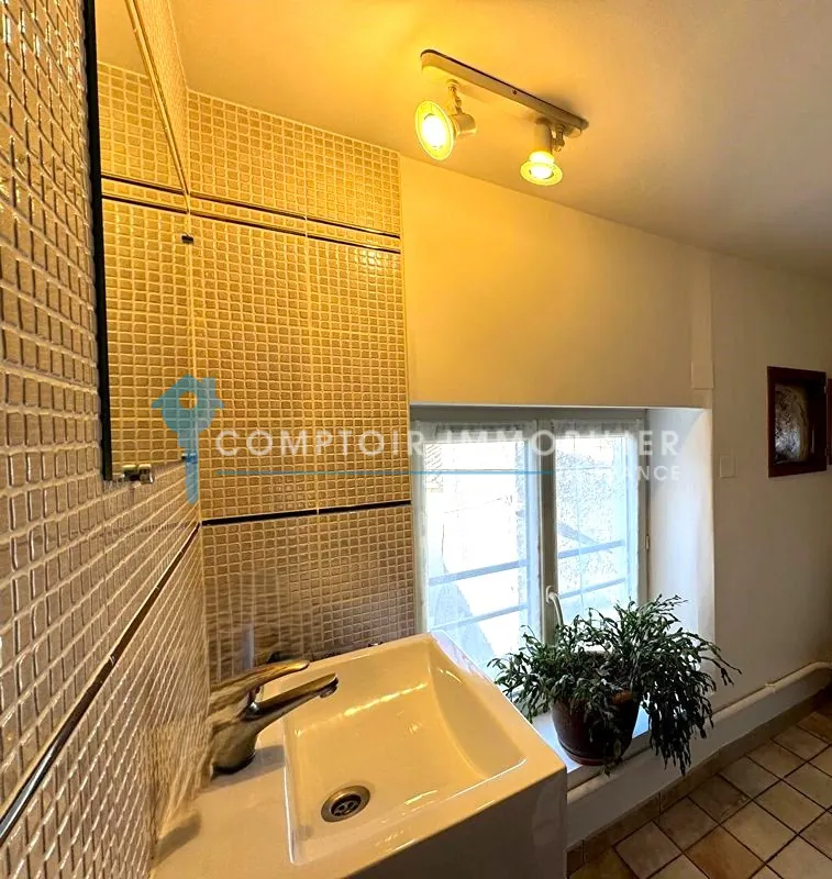 Maison de village lumineuse à Bezouse – 67 m² avec terrasse et rénovations récentes 
