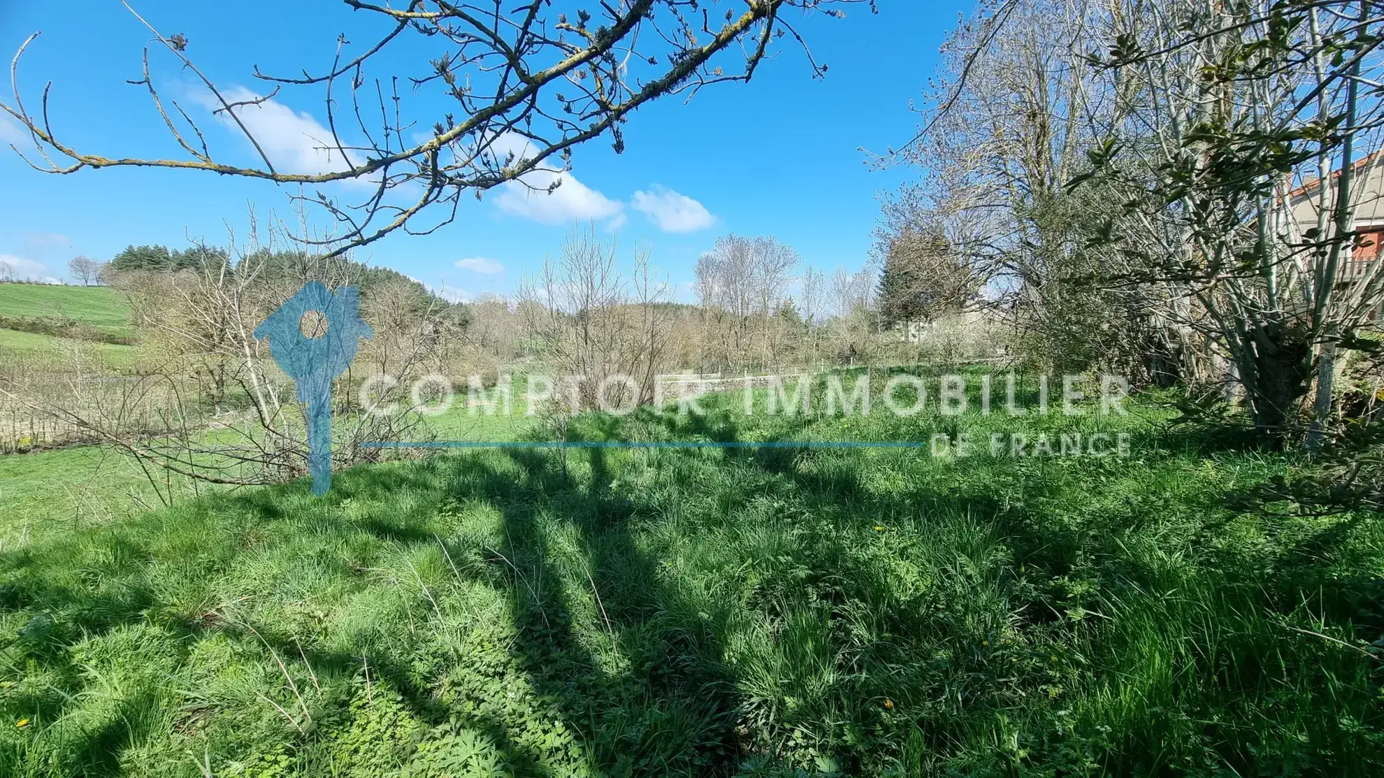 Terrain constructible de 4165 m² à Coucouron avec permis accepté, opportunité rare 