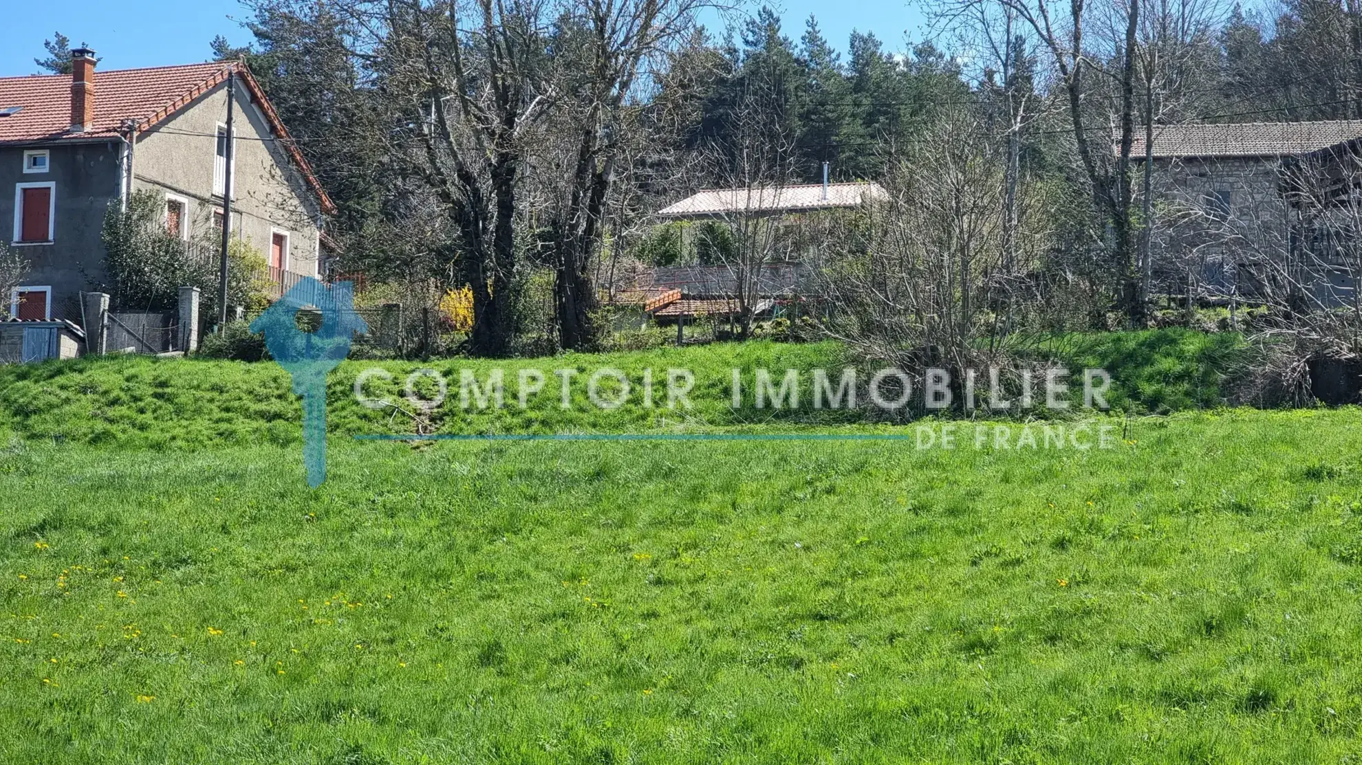 Terrain constructible de 4165 m² à Coucouron avec permis accepté, opportunité rare 