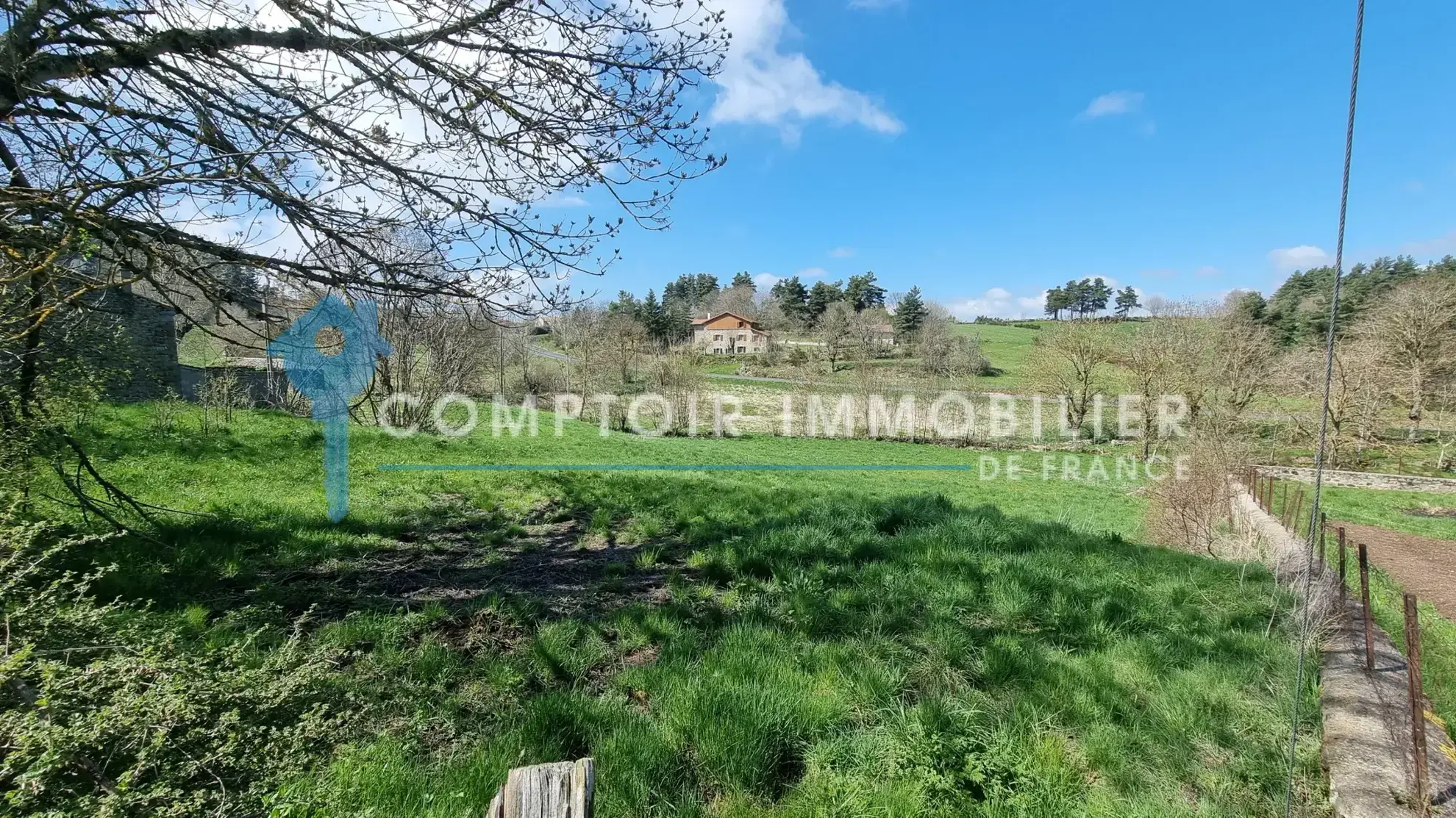 Terrain constructible de 4165 m² à Coucouron avec permis accepté, opportunité rare 