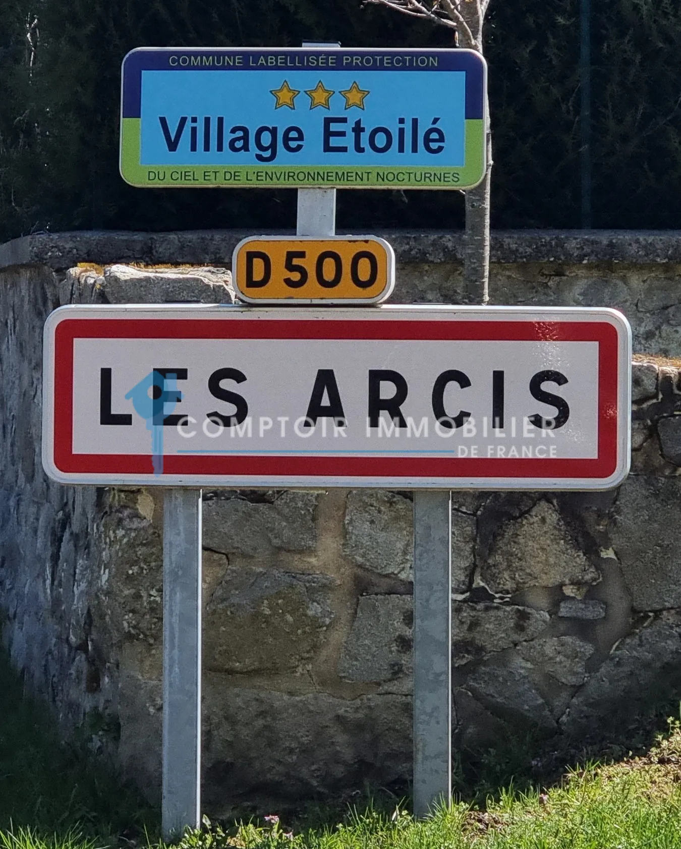 Terrain constructible de 4165 m² à Coucouron avec permis accepté, opportunité rare 