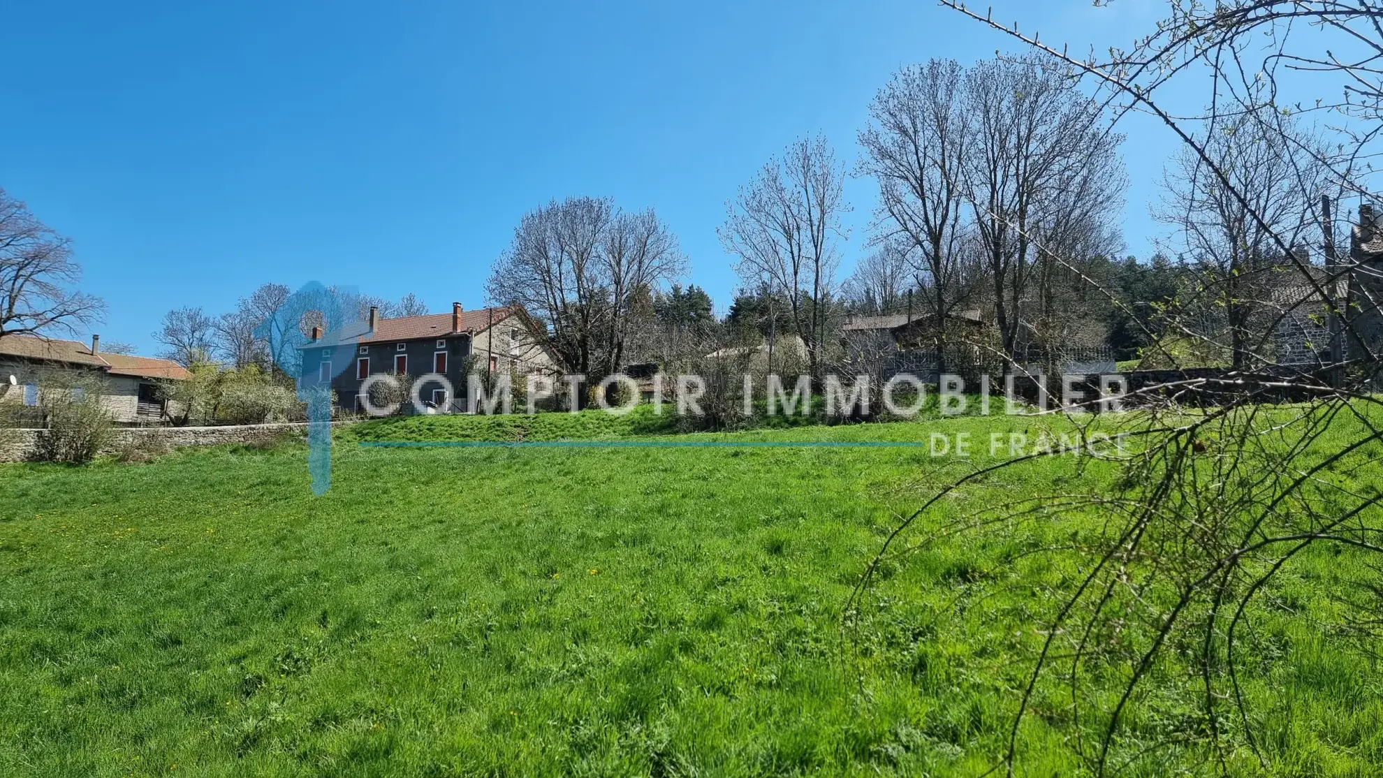 Terrain constructible de 4165 m² à Coucouron avec permis accepté, opportunité rare 