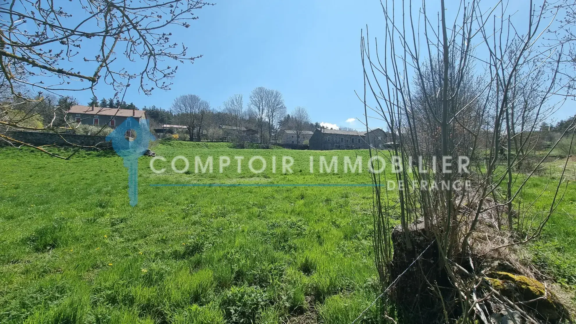 Terrain constructible de 4165 m² à Coucouron avec permis accepté, opportunité rare 