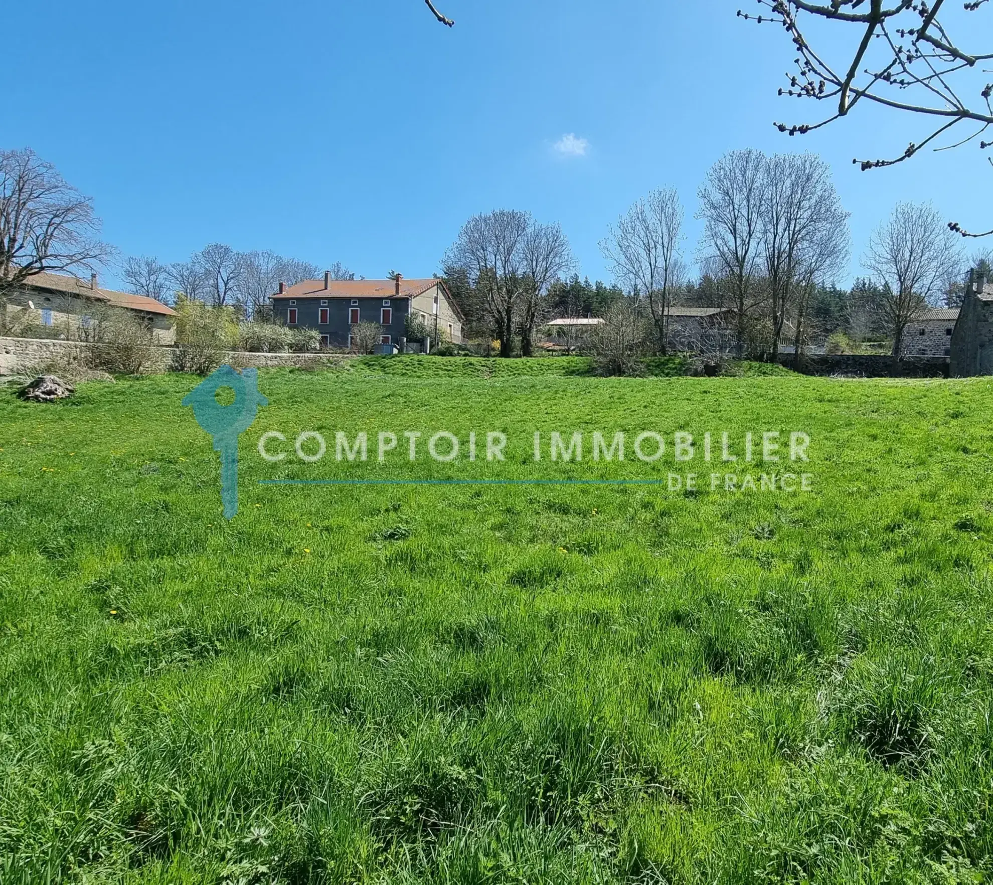 Terrain constructible de 4165 m² à Coucouron avec permis accepté, opportunité rare 