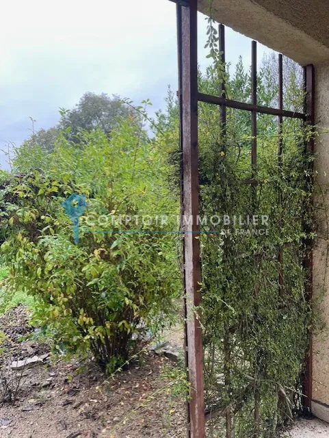 Maison de plain-pied à vendre à Moules et Baucels, 95 m² avec terrain arboré 