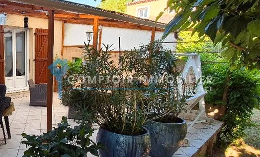Maison de plain-pied à vendre à Moules et Baucels, 95 m² avec terrain arboré 