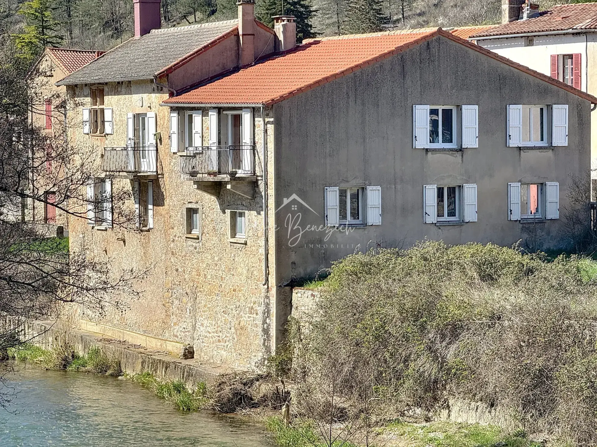 Charmante maison de village avec dépendances à Versols (12400) - Potentiel d'investissement 